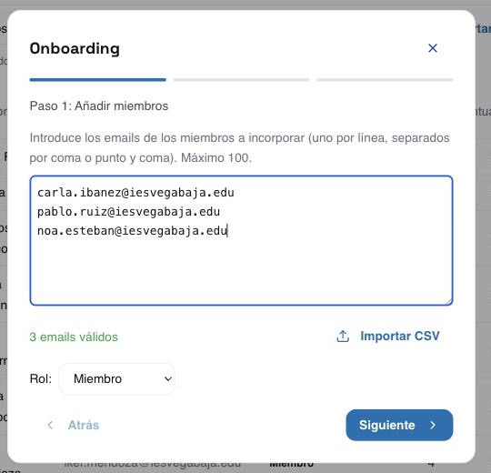 Primer paso del asistente de onboarding, con tres correos de alumnos pegados en la caja de texto, el aviso de «3 emails válidos» y el selector de rol